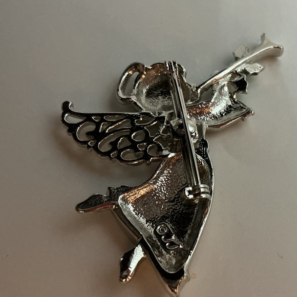 JJ PEWTERTONE FLYING ANGEL WITH HORN GREEN HOLLY CHRISTMAS BROOCH - Picture 2 of 2